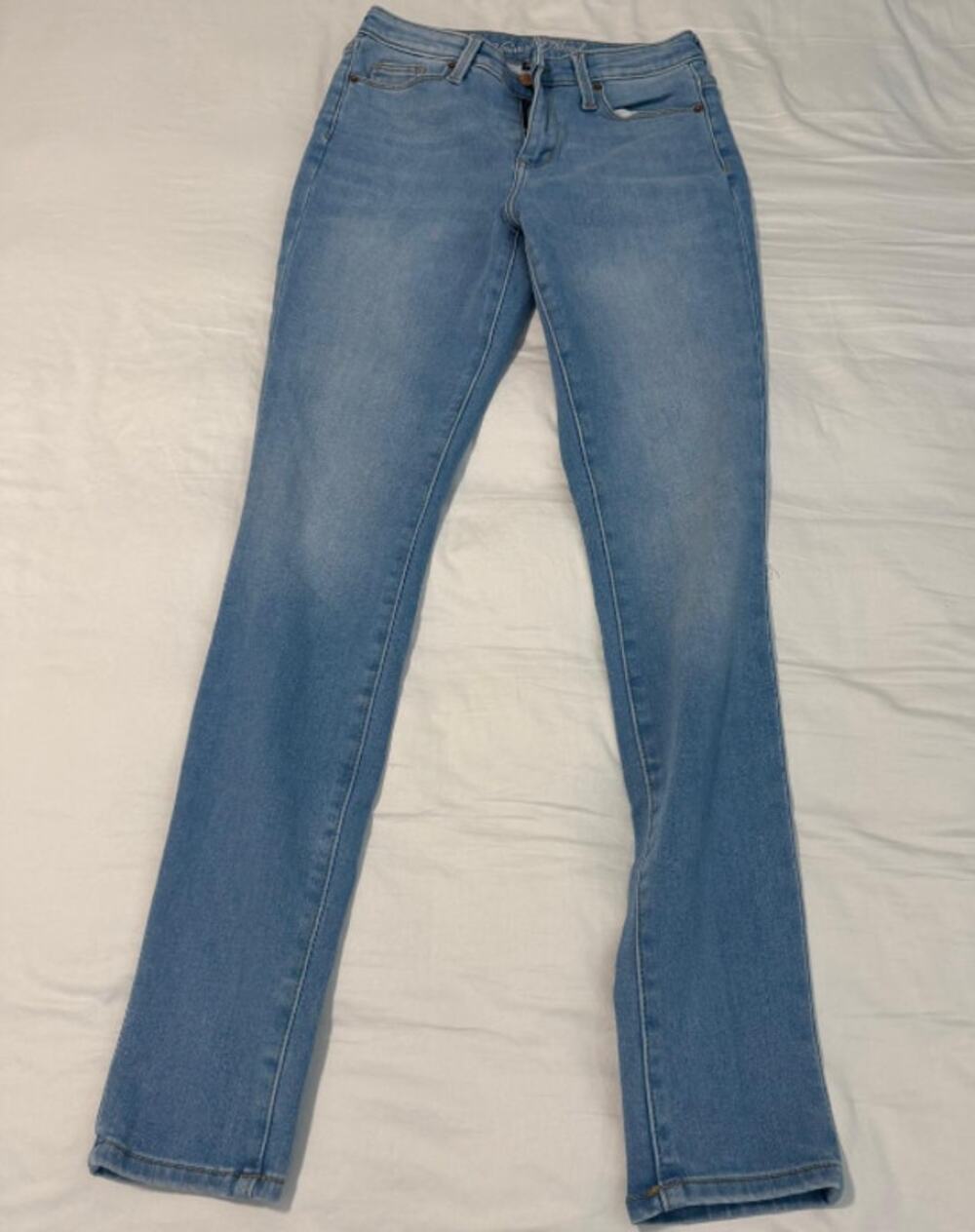 Universal Thread Women’s Jeans Size 4/27R Light Wash Straight Leg Denim